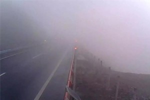 冬日駕車出行遇到團(tuán)霧怎么辦？學(xué)會這7招或許能保命！