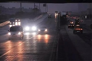 夜間開車?yán)纤緳C(jī)都懂：走灰不走白，見黑停下來！