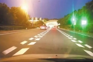 跑高速，遇到這種魚骨狀標線千萬要注意