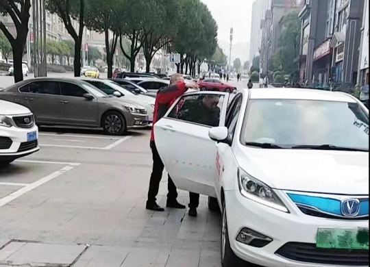 從自主創(chuàng)業(yè)到萬(wàn)順叫車(chē)司機(jī)共創(chuàng)人，換個(gè)舞臺(tái)堅(jiān)持優(yōu)秀